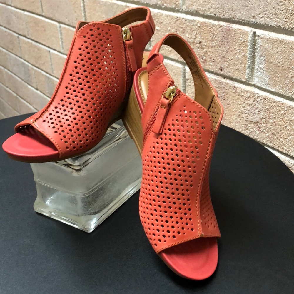 Comfortiva coral wedge